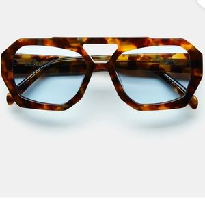 Vehla River Sunglasses in Tort/Sky. Never worn, comes in box!